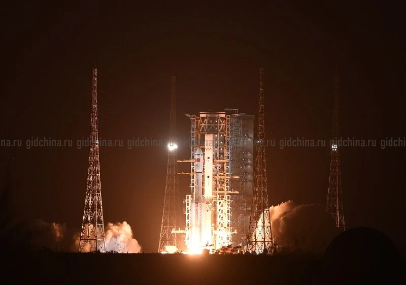 Космический грузовик успешно пристыковался к китайской орбитальной станции.