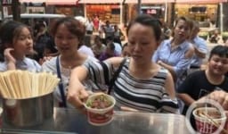 китаец накормил лапшой пять тысяч прохожих