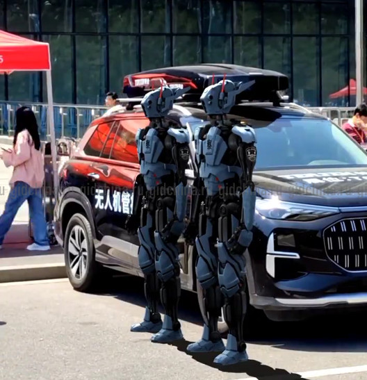 Роботы-полицейские! Но пока на Beijing Military Exhibition. Видео