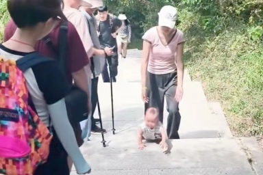 Вирусное видео с 9-месячным китайским ребенком, взбирающимся по горным ступеням, вызвало опасения за безопасность