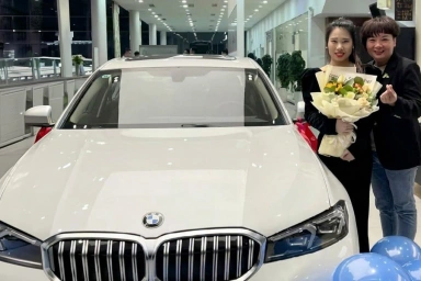 Китайская начальница подарила лучшим сотрудникам новые BMW, чтобы защитить их от суровой погоды по пути на работу
