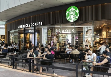 Starbucks в Китае вводит новое правило обслуживания посетителей.