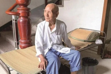 Китайский прадед, 101 год, бросает вызов старению ежедневной диетой из кока-колы, спрайта и морепродуктов