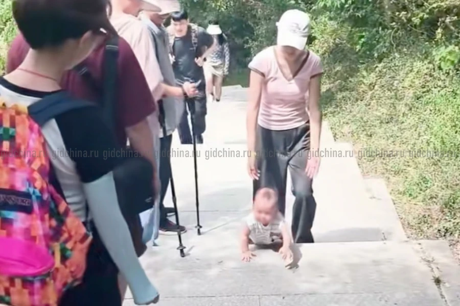 Вирусное видео с 9-месячным китайским ребенком, взбирающимся по горным ступеням, вызвало опасения за безопасность